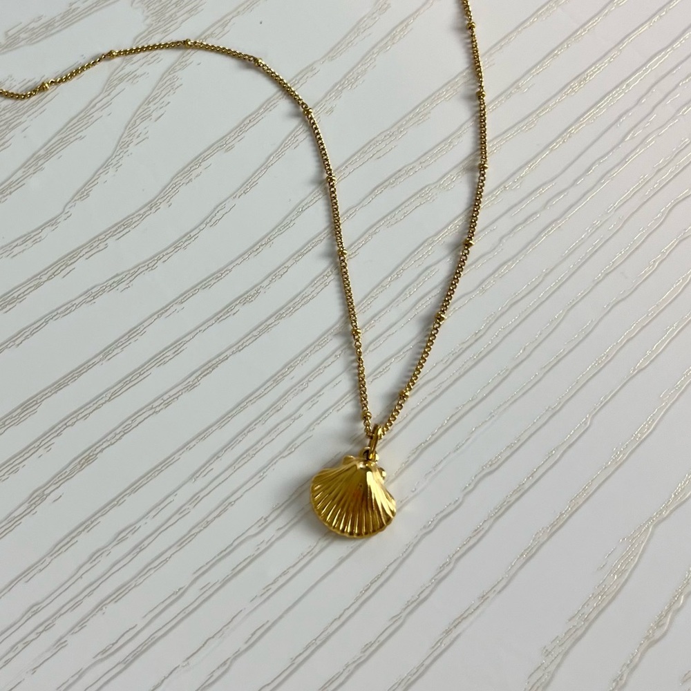 The Seaside Pendant - 18k Gold Seashell Dainty Gold Plated Necklace - Picture 4 of 11